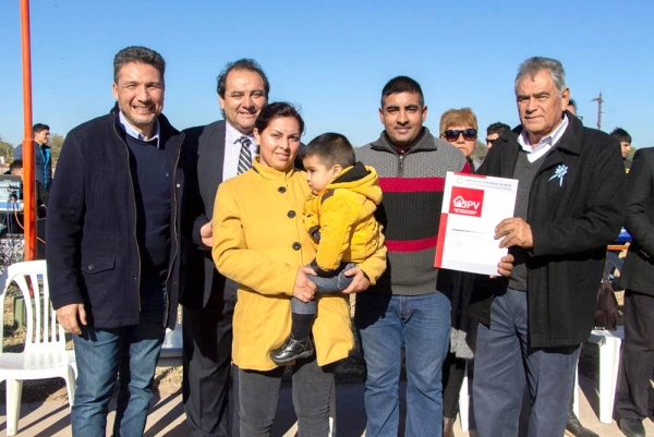 Cinco familias de El Quebrachal recibieron su vivienda