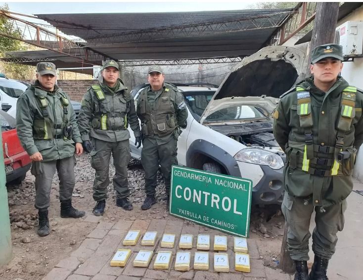 Llevaban en el airbag más de 20 millones de pesos en droga
