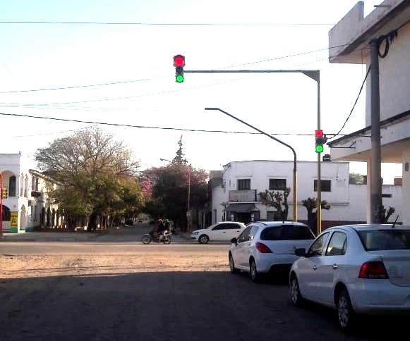 La cuarentena volvió loco hasta el semáforo