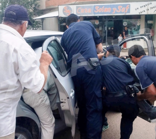 Una mujer desmayada en la calle y sin ambulancia por más de media hora