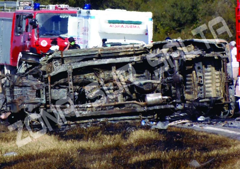Policías trabajan en el siniestro vial