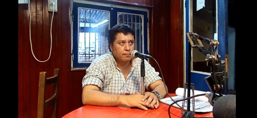 Es triste que Sández haga este papel ridículo, propio de un tipo desquiciado rayano con la locura