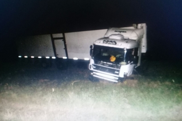 Un camión y un auto chocaron de frente en la ruta provincial 5