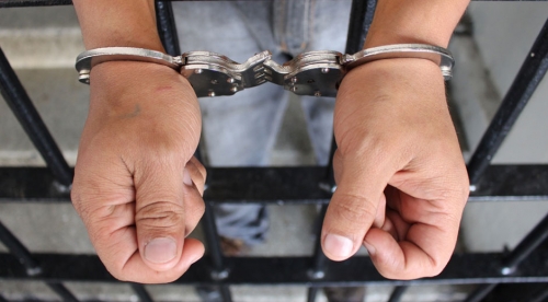 Condenado por abusar de sus dos hijas biológicas y de su hijastra