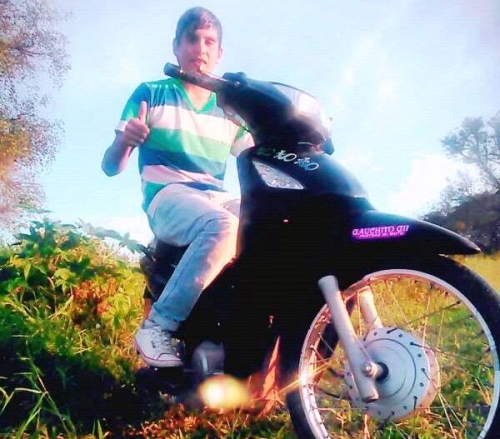 Joven en moto murió tras colisionar contra un automóvil