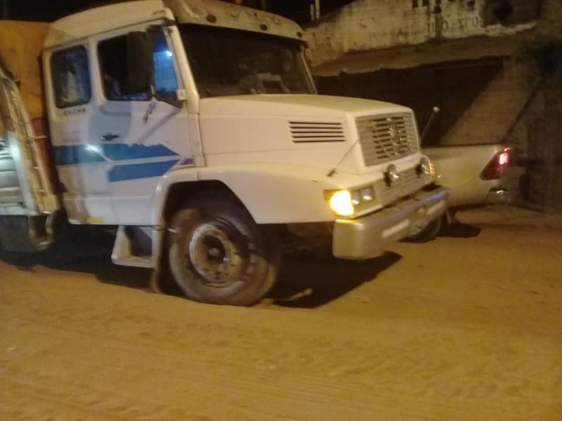 En Apolinario Saravia un camión se hundió por el mal estado de una calle