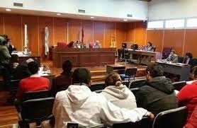 Juzgan a una mujer por el homicidio de su pareja