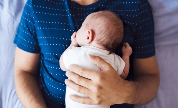 Dos hombres pugnan por una paternidad