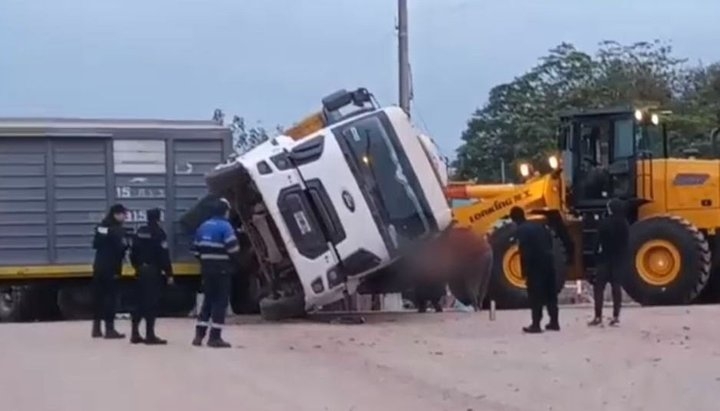 Un tren colisionó a un camión en Joaquín V. González