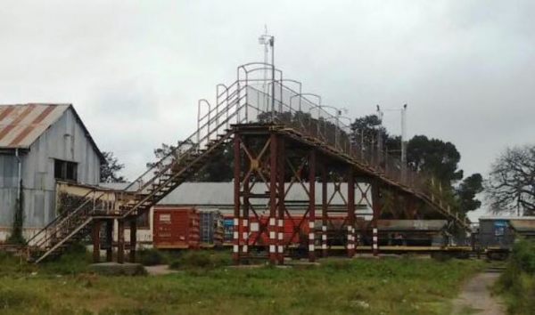 Una joven se tiró de la pasarela del ferrocarril
