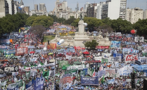 Reforma laboral: Masiva marcha de los trabajadores con críticas al gobierno de Macri