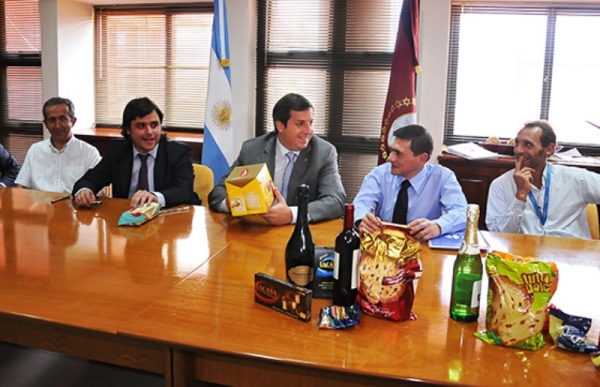El gobierno firmó el convenio para una canasta navideña inferior a 35 pesos