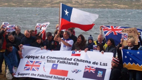 Inusual marcha de chilenos en las Islas para que se mantengan los vuelos
