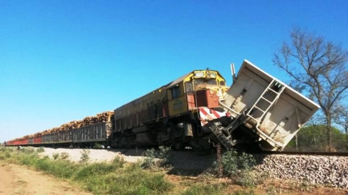 A la altura de Tolloche, chocó tren del Belgrano Cargas contra un camión