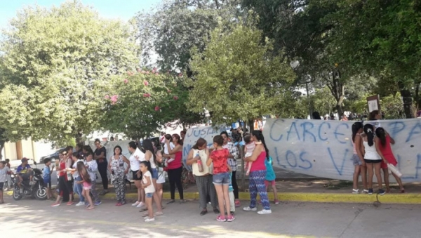 En Las Lajitas, familiares impiden visitas a los acusados de una violación