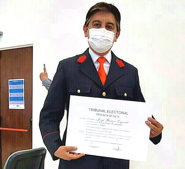 Esquivel recibió su diploma como Constituyente