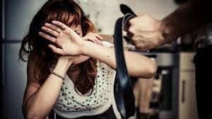 Celoso golpeó con el cinto a las tres mujeres de la casa