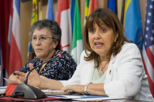 Debate de mujeres parlamentarias sobre la paridad de géneros