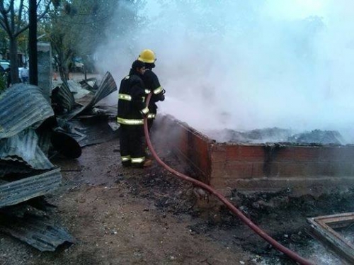 Incendio estructural en El Tunal
