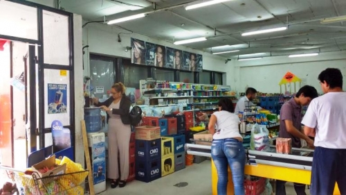 Defensa del Consumidor decomisó mercadería vencida y sin etiqueta en un súper chino