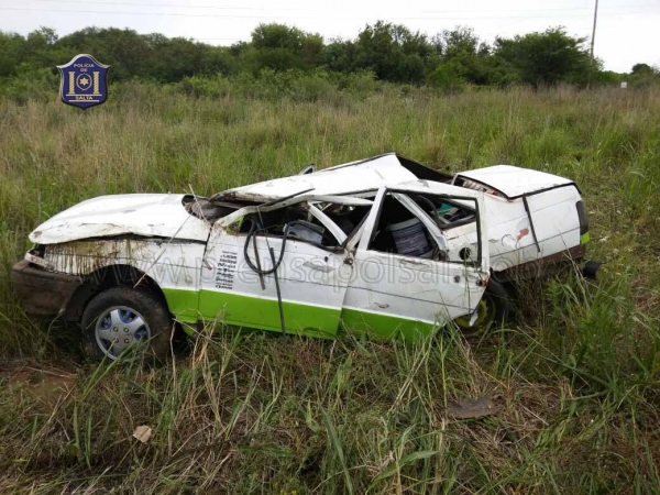 Falleció un hombre tras volcar un automóvil