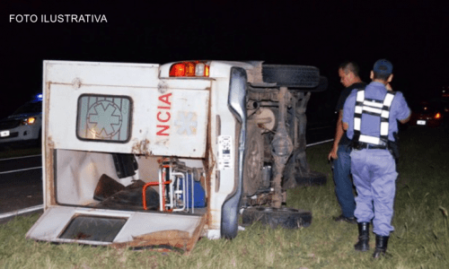 Una ambulancia de Joaquín V. González volcó por esquivar un cono
