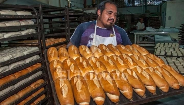 Estiman que el pan tendría una suba del 20% desde el lunes