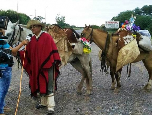 Un gaucho salteño viene peregrinando desde Corrientes