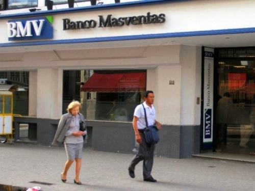 Multan a un banco por falta de información y trato indigno a cliente