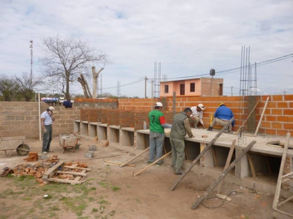 Construyen nichos en el cementerio de Las Lajitas