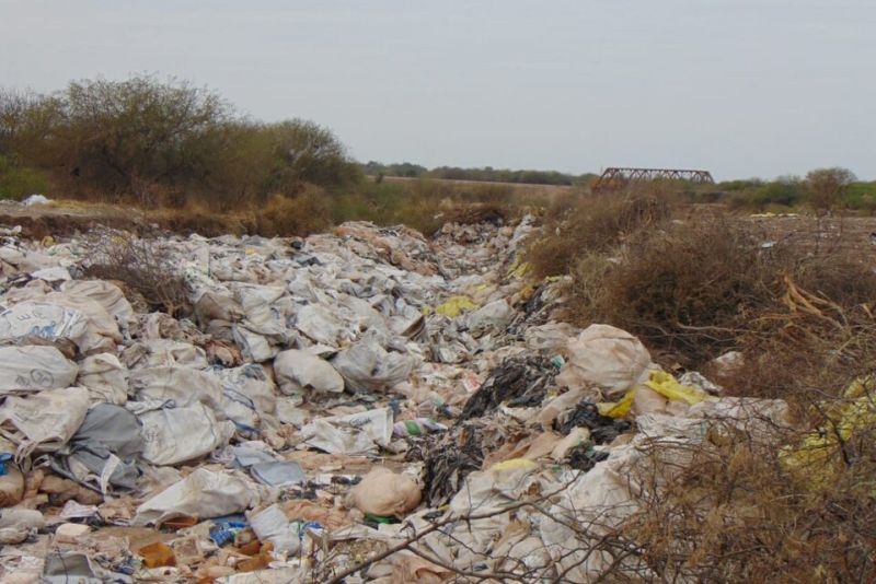Tiran desechos de agroquímicos a la orilla del Río del Valle