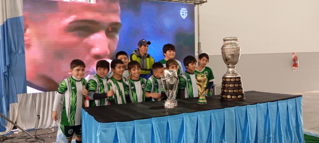 Relucieron en Joaquín V. González, los trofeos que sobresalen en el fútbol mundial