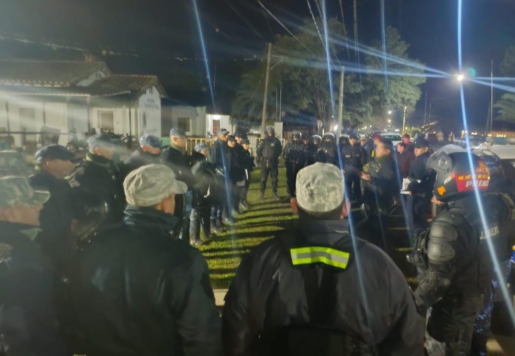 En Metán, la policía detuvo a 11 personas por una causa de amenazas con arma
