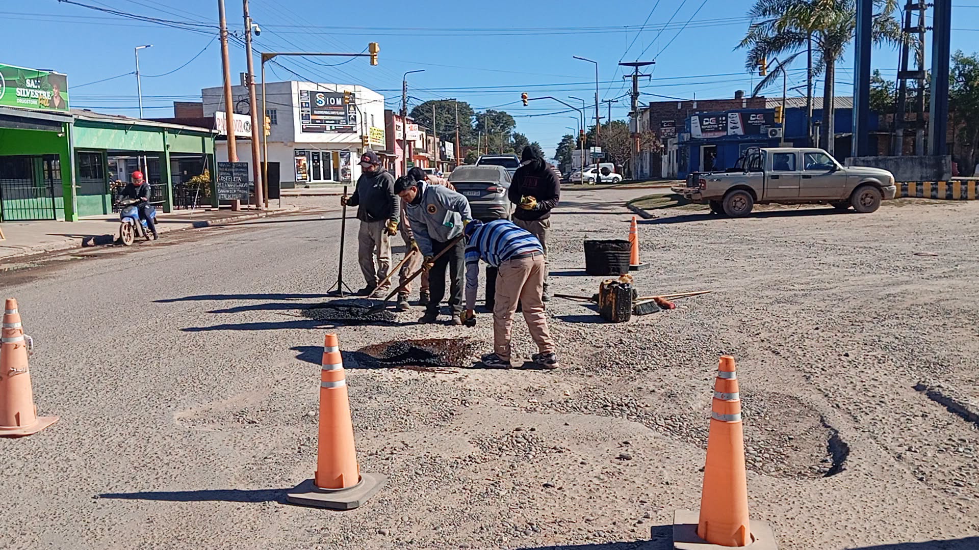 Tareas de bacheo en Joaquín V. González