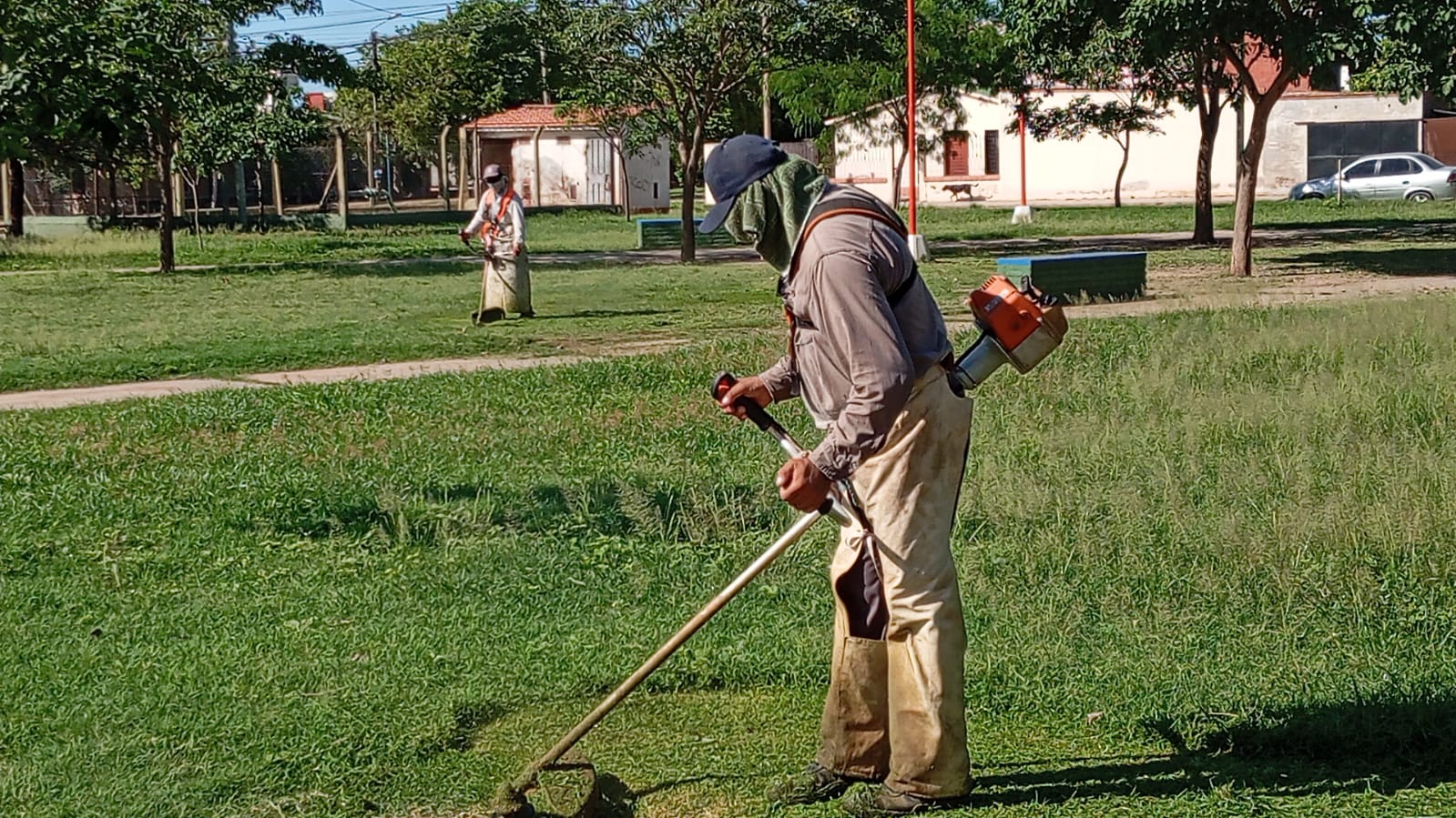 Desmalezan en espacios verdes de la ciudad de Joaquín V. González