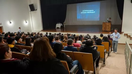 Charla sobre Inteligencia Artificial en Las Lajitas