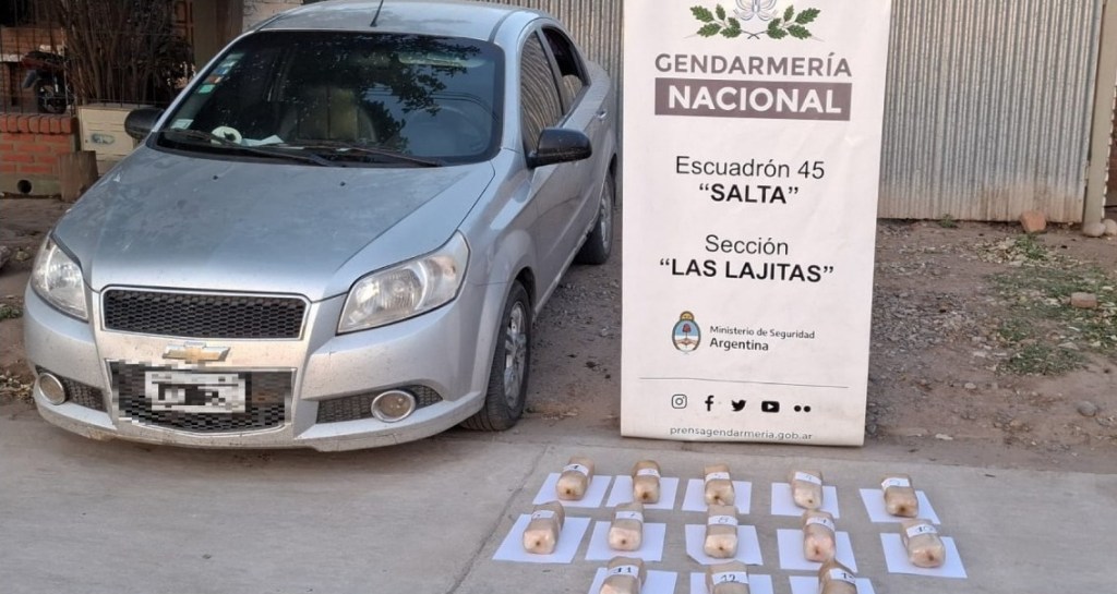 Efectivos de Las Lajitas detuvieron a 3 personas con 14 kilos de cocaina