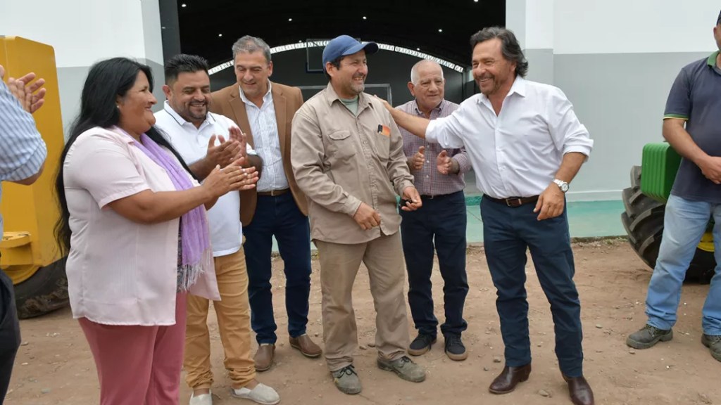 Sáenz visitó las nuevas instalaciones del polideportivo municipal de JVG
