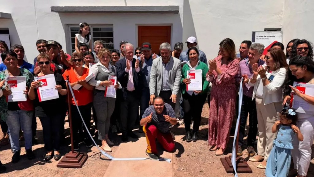 Veinte familias de El Galpón recibieron las llaves de su casa propia