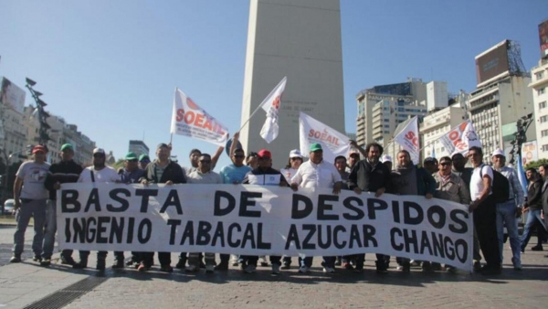 Acampan en el Obelisco: Trabajadores azucareros se manifiestan por la pérdida de medio millar de empleos