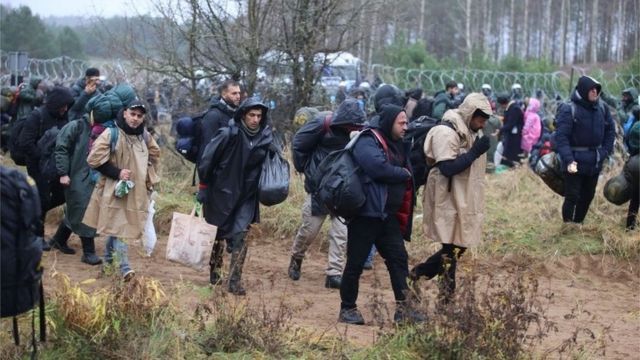 Polonia expulsa más migrantes y advierte a Bielorrusia que puede cerrar otros pasos fronterizos