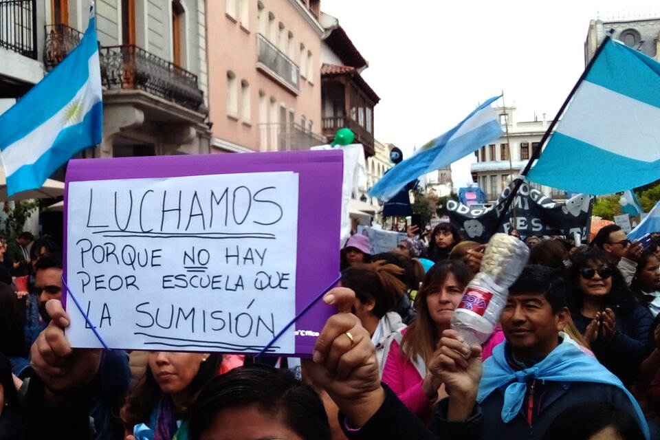 Docentes en huelga de hambre y trabajadoras de la salud encadenadas en la Catedral