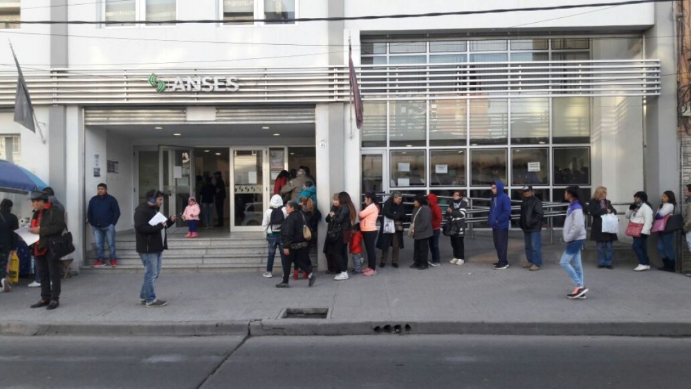 Desde anoche ya hacían fila en Anses Salta para el bono de $45.000