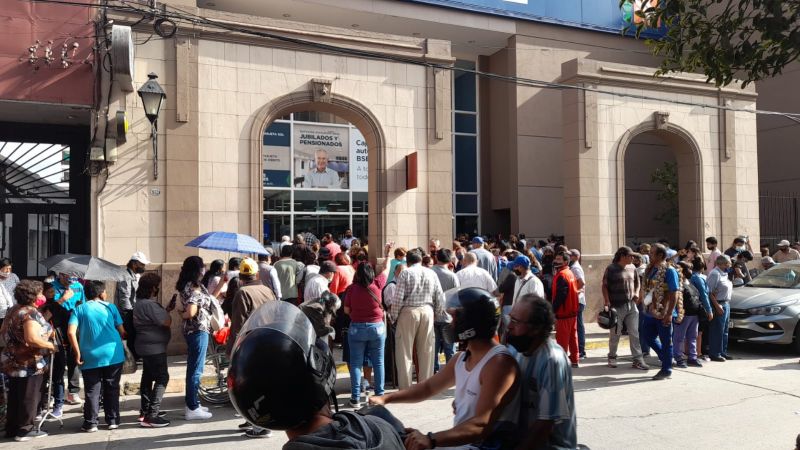 Largas filas de espera en el Banco Santiago del Estero