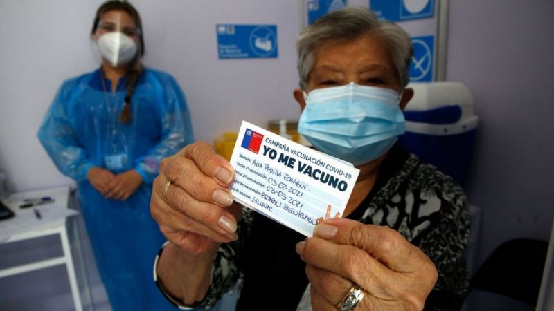 Chile avanza con la vacunación en un segundo brote que los encontró “bastante desprevenidos”