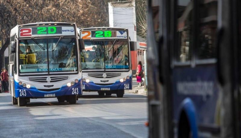La Municipalidad ordenó retirar la publicidad de apuestas en colectivos de SAETA