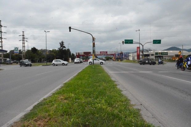 Un camión arrancó un semáforo en avenida Paraguay