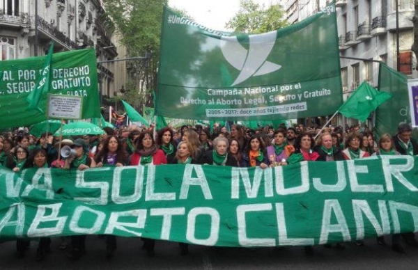 Para Urtubey, “es absurdo que en la Argentina vaya presa una mujer por un aborto”