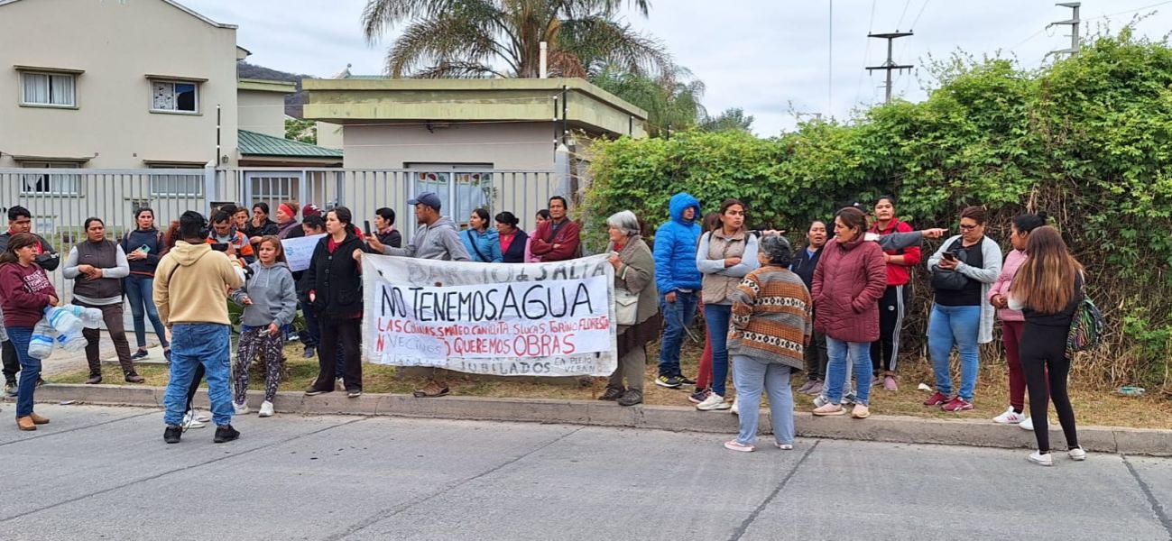 Vecinos siguen padeciendo la falta de agua