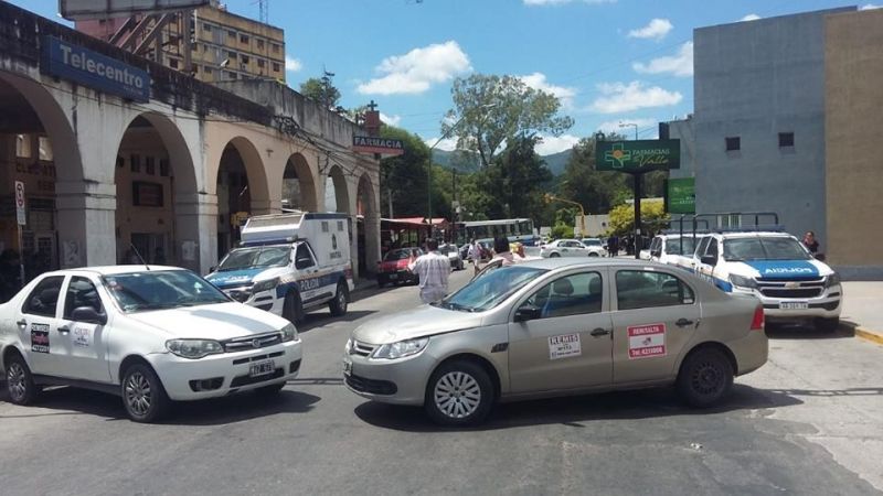 Remiseros salteños y jujeños se enfrentaron en la terminal